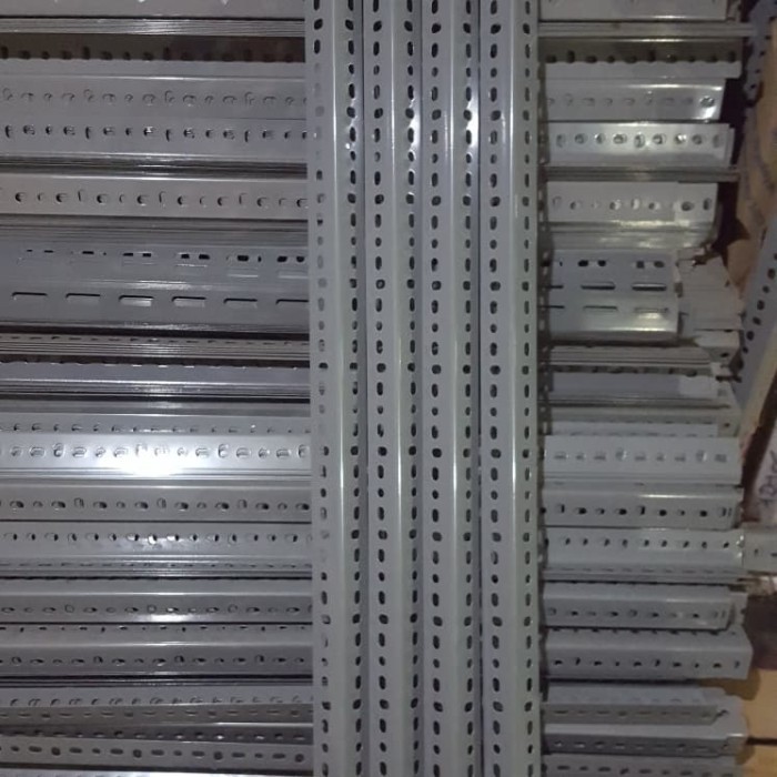 TIANG BESI SIKU BOLONG